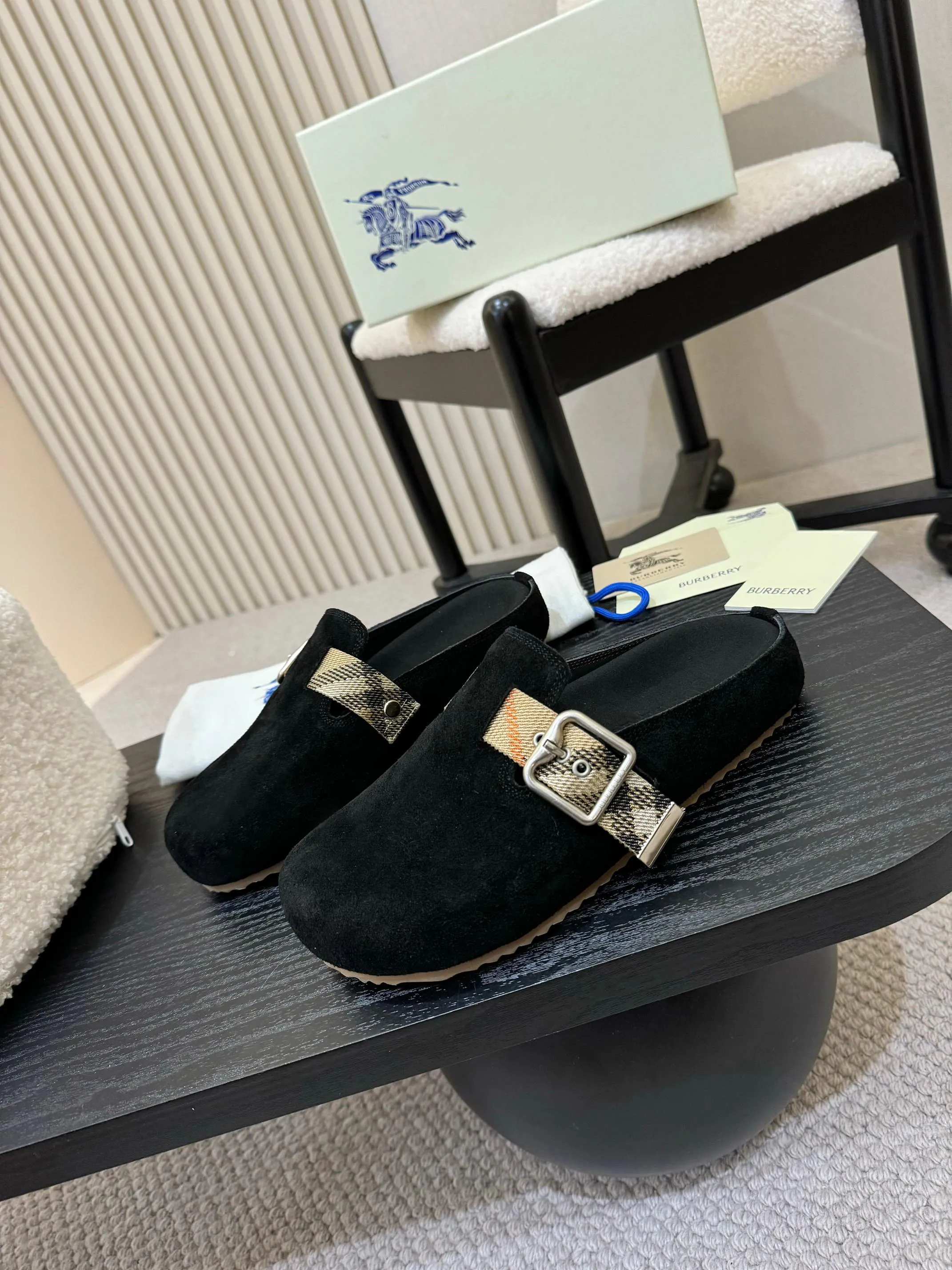 Men's shoes 💰560 Burberry's 2025 popular Birkenstock slippers are released, made of soft suede fabric and refined in Italian workshops. Featuring an embossed plaid pattern and an embossed sole embellished with the archive brand's logo. Features an adjustable B-shaped buckle strap and is embellished with the signature sand-colored Burberry check in jacquard worsted.   ✅Fabric: suede ✅Lining: silk cowhide ✅Outsole: TPU ✅Color: black, brown, pink, apricot, 4 colors available ✅Code number: 35-45 for men and women (35, 45 customized)